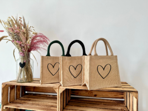 Jutetaschen, Umweltfreundliche Taschen, Nachhaltige Tragetaschen, Bio-Baumwolltaschen, Stoffbeutel aus Jute, Ökologische Einkaufstaschen, Wiederverwendbare Taschen, Naturfaser Tragetaschen, Umweltbewusste Taschen, Personalisierte Jutetaschen, Taschen