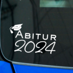 ABI 2024, Abitur 2024, ABI, Abitur, Abschluss, Schulabschluss, Abiball,2024, Schulabschluss 2024, Gymnasium, Aufkleber, Autoaufkleber, Sticker, Fahrzeugaufkleber, Auto, Fahrzeug, Folie, Vinylfolie, Abitur Aufkleber, Abi 2024 Aufkleber