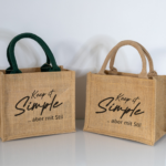 Tragetasche, Shopper, Einkaufstasche, Umhängetasche, Handtasche, Stofftasche, Jutetasche, Baumwolltasche, Tasche mit Henkeln, Stylische Tragetasche, Nachhaltige Tragetasche, Trendige Shopper, Eco-Tasche