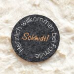 Filzuntersetzer Herzlich Willkommen bei Familie, Filz, Filzuntersetzer, Untersetzer, Glasuntersetzer, Personalisiert, Filzuntersetzer Familie, Familie, Familiennamen, Deko, Esstisch, Esszimmer, Küche, Tasse, Glas, Wein, Weinglas, Dekoration, DIY