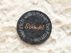 Filzuntersetzer Herzlich Willkommen bei Familie, Filz, Filzuntersetzer, Untersetzer, Glasuntersetzer, Personalisiert, Filzuntersetzer Familie, Familie, Familiennamen, Deko, Esstisch, Esszimmer, Küche, Tasse, Glas, Wein, Weinglas, Dekoration, DIY