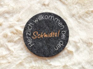 Filzuntersetzer Herzlich Willkommen bei Familie, Filz, Filzuntersetzer, Untersetzer, Glasuntersetzer, Personalisiert, Filzuntersetzer Familie, Familie, Familiennamen, Deko, Esstisch, Esszimmer, Küche, Tasse, Glas, Wein, Weinglas, Dekoration, DIY